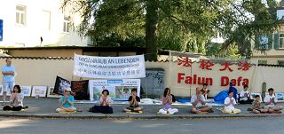 德國慕尼黑學員在中領館前呼籲制止中共迫害法輪功