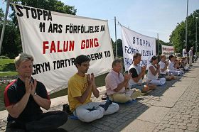 瑞典法輪功學員在哥德堡中領館前抗議迫害