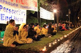 墨爾本中領館門前，法輪功學員在雨中舉行燭光悼念活動