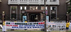 波蘭法輪功學員在中使館門前舉行反迫害活動