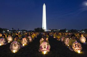 美國首府華盛頓紀念碑前大型燭光夜悼