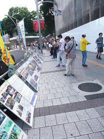 東京繁華區街頭，人們觀看法輪功真相展板