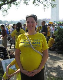 懷有七個月身孕的法輪功學員尼珂（Nicole）
