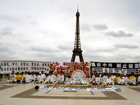 二零一零年七月二十五日，法國法輪功學員在巴黎的人權廣場抗議中共迫害