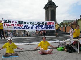 法輪功學員在華沙老城舉辦活動講真相