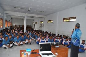 印尼巴里島技術學校的學生們聽法輪功學員介紹功法特點
