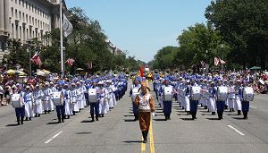 法輪功學員參加美國首都華盛頓獨立日慶祝遊行，氣勢磅礡受到民眾歡迎