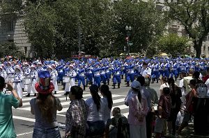 法輪功學員參加美國首都華盛頓獨立日慶祝遊行，氣勢磅礡受到民眾歡迎