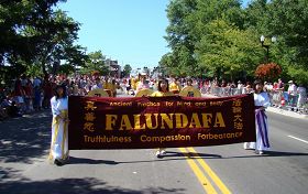 法輪功學員參加二零一零年密蘇裏州奧法隆市的獨立日慶祝遊行