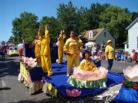 法輪功學員參加二零一零年密蘇裏州奧法隆市的獨立日慶祝遊行