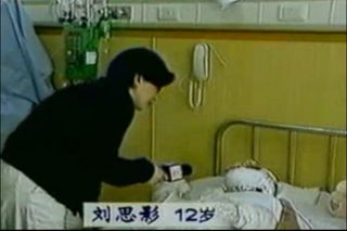 「重度燒傷的」劉思影做了氣管切開插管後，在病房接受記者（不穿隔離服，不戴口罩）採訪，還能唱歌。