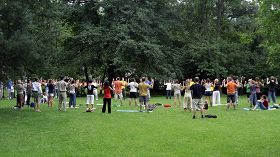 奧利瓦公園裏，波蘭民眾興致勃勃的學煉法輪功