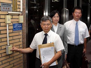 台灣法輪大法學會理事長張清溪教授（左）及律師團代表在台灣高等法院按鈴控告廣東省省長黃華華違反「殘害人群罪」及「民權公約」規定。