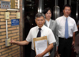 法輪功學員控告黃華華　要求緊急拘提