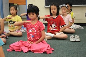 2010年加拿大多倫多明慧學校暑期班，孩子們靜靜的坐著，臉上多麼寧靜。
