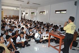 印尼巴里島技術學校的學生們聽法輪功學員介紹功法特點