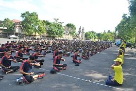 印尼巴里島技術學校的學生們集體學煉法輪功