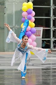 徐寶璇在音樂會上演出舞蹈「天地迎春」