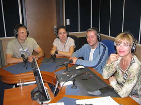 二零一零年七月二十六日，保加利亞法輪功學員們和主持人（右）在電台的直播間內。