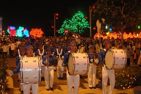 天國樂團在國慶日當天受邀到數碼城為民眾演奏，受到歡迎。