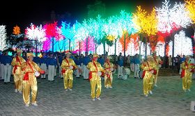 腰鼓隊也於國慶日當晚出席為民眾表演傳統腰鼓舞。