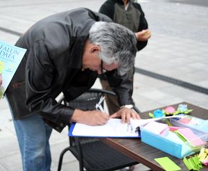 烏普薩拉市民簽名譴責中共迫害法輪功