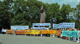 二十二日上午，法輪功學員在三義木雕博物館外圍揭露迫害。