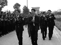 湖北省「610」頭目楊松（中）到湖北省女子勞教所指揮迫害
