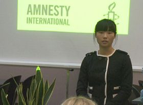 '圖：在中國人權會議上陳真萍的女兒金昭宇講述11年來媽媽被迫害的經歷和現狀'