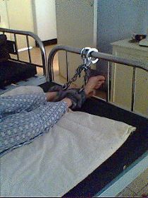 崔祿被從看守所轉到涿鹿縣醫院繼續關押，兩手戴著手銬、兩腳戴著腳銬，被銬在鐵管床上，不讓動。