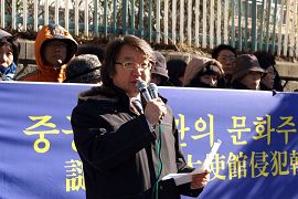 國立釜山大學哲學系教授崔佑源當場大聲疾呼：「作為一個釜山市民，對中共總領事館的邪惡行為，我簡直忍無可忍！」