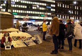 芬蘭學員首都赫爾辛基市中心STOCKMAN購物廣場前燭光悼念在中國遭迫害致死的法輪功，並揭露迫害。