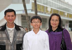 '曹金珠女士(右)全家福照片，左邊是方福杉先生，中間是正就讀於台灣飛天藝術中學音樂組國一的老么方威騰'