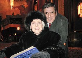 二零一零年在紐約無線電城坐在輪椅上觀神韻的赫姆女士