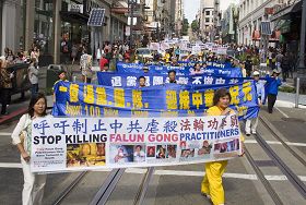 法輪功學員在舊金山市中心和中國城舉行遊行