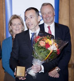 榮獲國王「新創業者先鋒榮譽獎」的法輪功學員瓦西柳斯在頒獎儀式上
