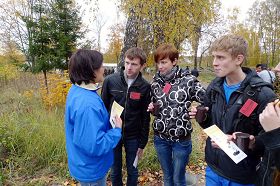 法輪功學員在莫斯科國立技術大學校園內講真相