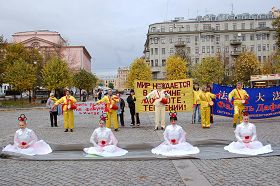二零一一年十月十四日，大法弟子在波羅地大劇院前舉行洪法與講真相活動。