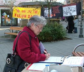 德國昆巴赫市市民簽名聲援法輪功反迫害