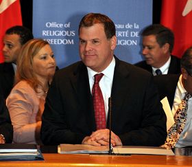 圖說：二零一一年十月三日，加拿大外交部長約翰‧貝爾德就成立加拿大宗教自由辦公室在渥太華外交部與近一百名來自加拿大的宗教界領袖、協會代表和專家進行了圓桌會議，徵求意見。