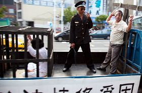 車上模擬演示中共公安迫害法輪功學員的酷刑