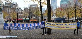 法輪功學員在賈慶林到訪之際舉行抗議活動