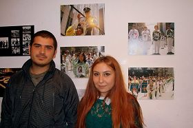 姐弟倆特意站在反迫害的照片前留影以示對學員的支持