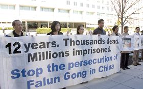 二零一一年十一月九日，美越人權對話期間，部份法輪功學員和民間團體代表在會場外，抗議越南政府屈從中共，迫害法輪功學員。