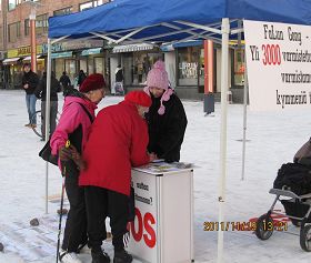芬蘭羅瓦涅米市民紛紛簽名聲援法輪功反迫害