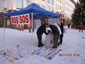 芬蘭羅瓦涅米市民紛紛簽名聲援法輪功反迫害