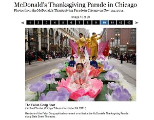《芝加哥論壇報》在網絡上刊登法輪功學員花車的圖片