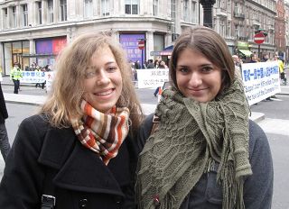 德國大學生薩麗娜（Salina）和莉娜（Lena）認為對法輪功的迫害是不應該發生的。