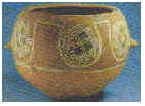 大汶口文化彩陶釜，類似「卍」字紋的變形吉祥圖，距今約4500─6300