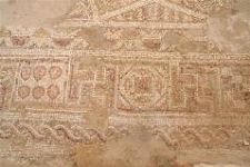 古鎮曼席特遺址，尼羅（Nile）教堂地板上的卍字符。（右圖）